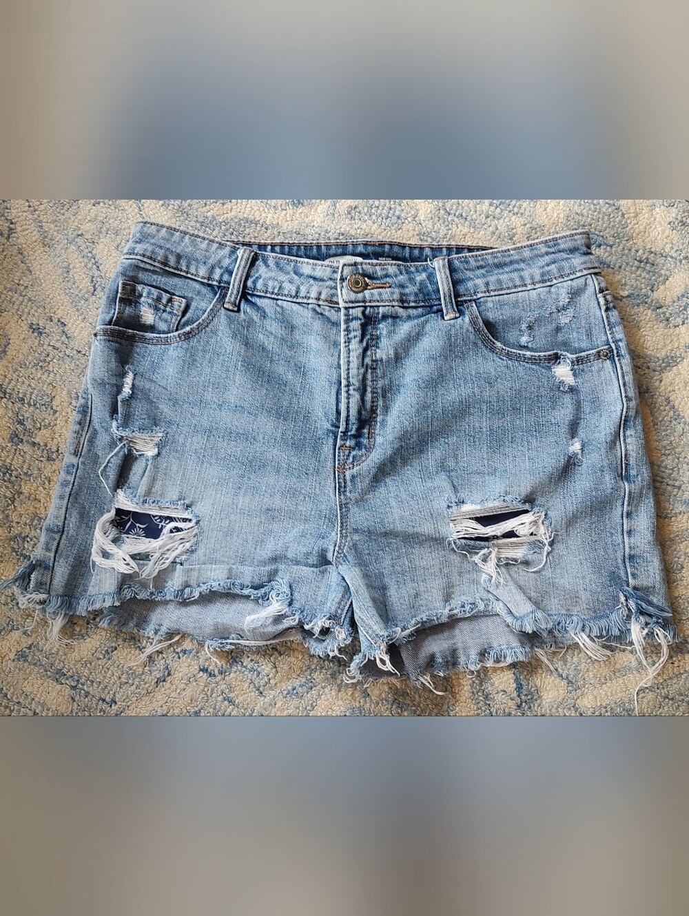 Old Navy Distressed Light Blue Denim Women's Shorts Size 10